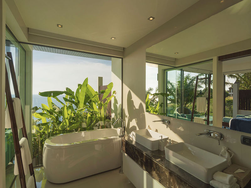 照片全景海景 6 卧室别墅在卡马拉百万富翁大道出售。