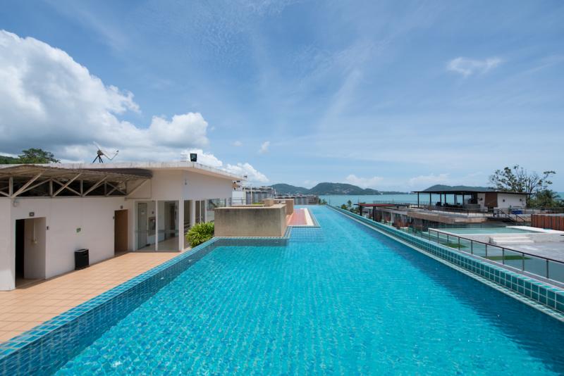 Photo Appartement de standing avec 2 chambres et vue panoramique mer à la vente ou à la location à Kalim (Patong)
