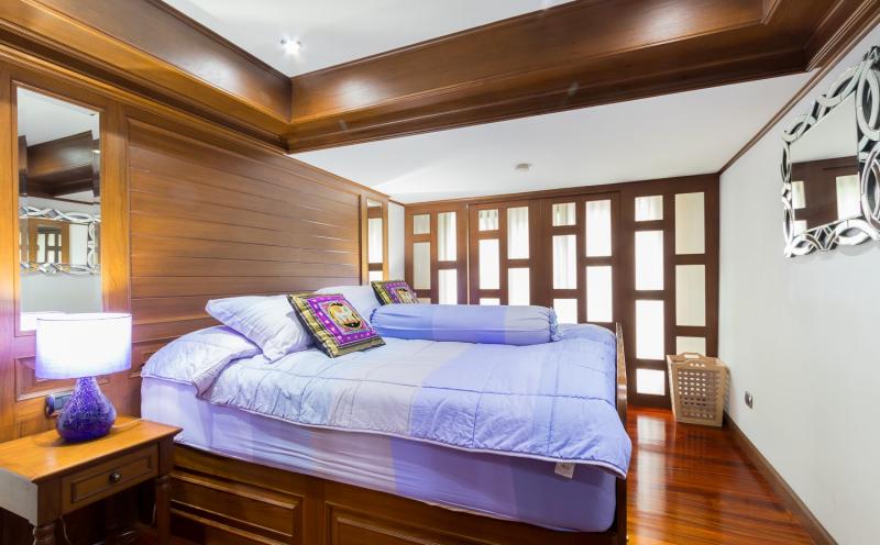 照片芭东海景 2 卧室公寓在卡利姆海滩出售