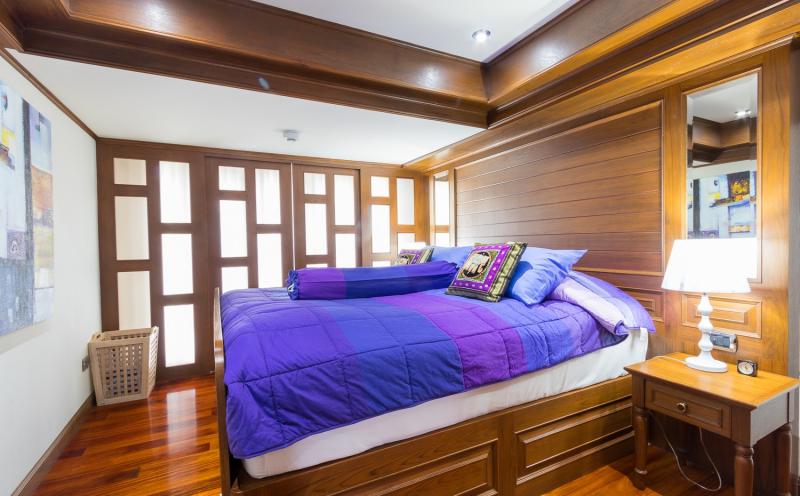 照片芭东海景 2 卧室公寓在卡利姆海滩出售