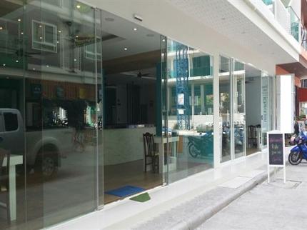 Photo Hôtel moderne à vendre à Patong avec 51 chambres, piscine, restaurant, bar et ascenseur