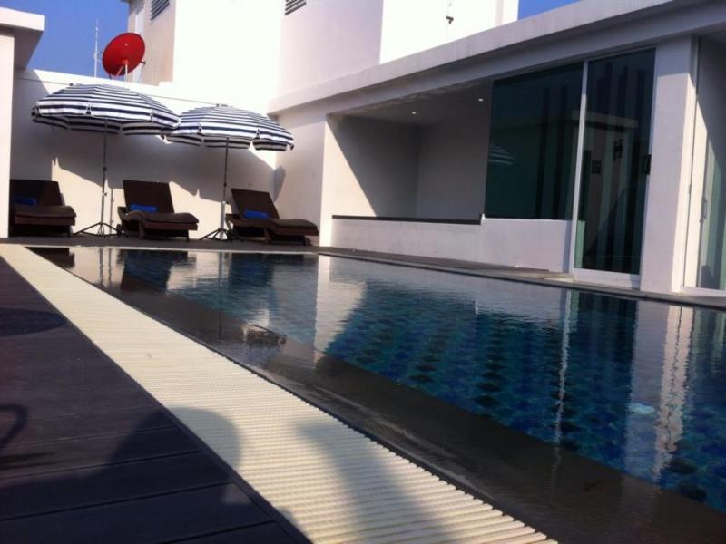 Фото Пхукета - Отель на 51 номер с бассейном на продажу в Патонге Prime Location