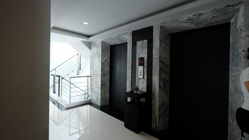 Photo Phuket - Hôtel 4 étoiles à vendre à Patong avec 80 chambres, ascenseur et piscine sur le toit