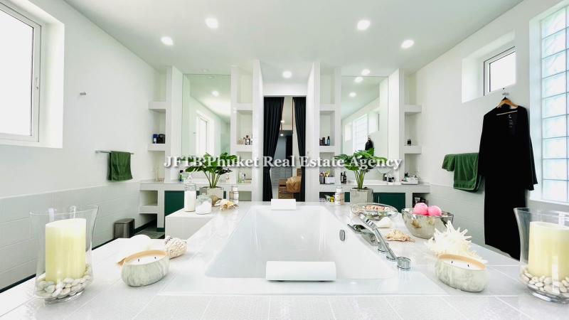 Photo Phuket Exclusive 5 bedroom villa for sale in Nai Harn