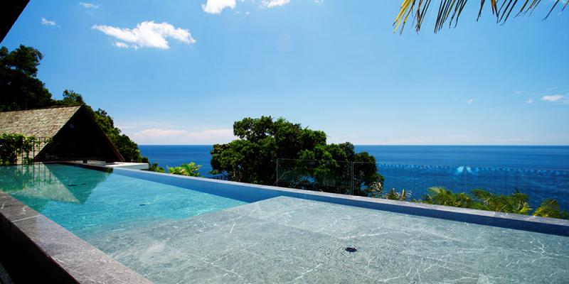 照片普吉岛独家海滨别墅在卡马拉出售，享有壮丽的海景