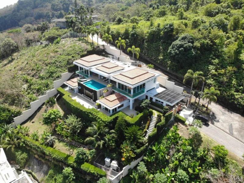 Photo Villa moderne avec 5 chambres et piscine à vendre à Paklok, Phuket