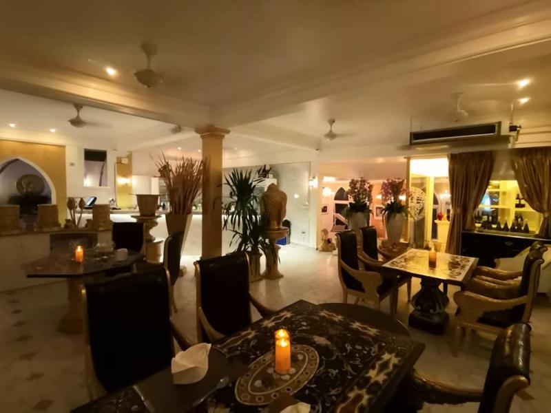 在泰国普吉岛芭东出售的带酒廊酒吧的照片著名餐厅