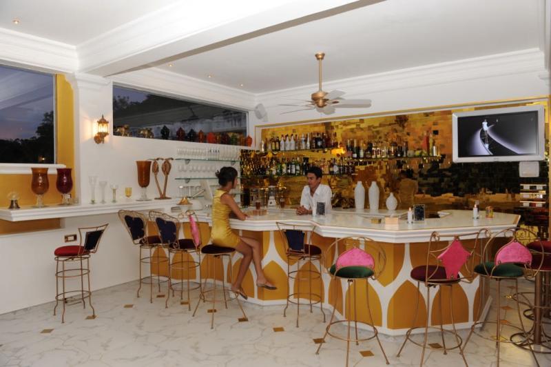 在泰国普吉岛芭东出售的带酒廊酒吧的照片著名餐厅
