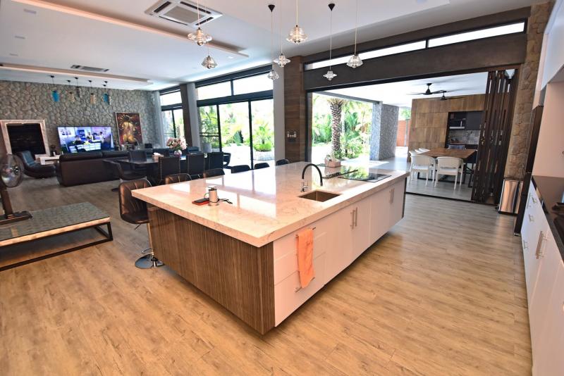 Photo Phuket-Superbe villa de 4 chambres avec piscine à vendre à Chalong
