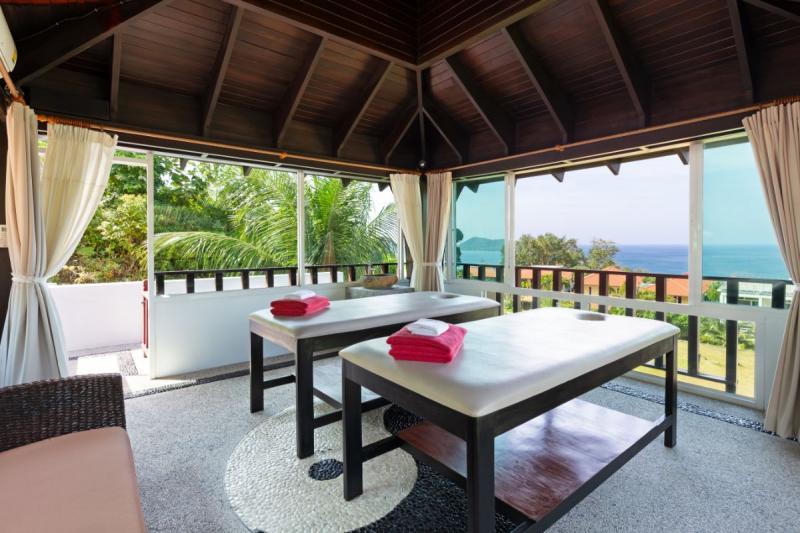 照片普吉岛令人惊叹的 8 卧室别墅出售，可欣赏海景