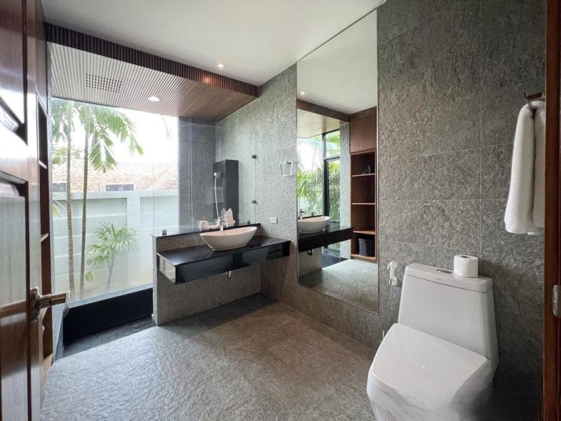 Photo Pool villa with 3 bedrooms for sale at Nai Harn Baan Bua, Phuket.