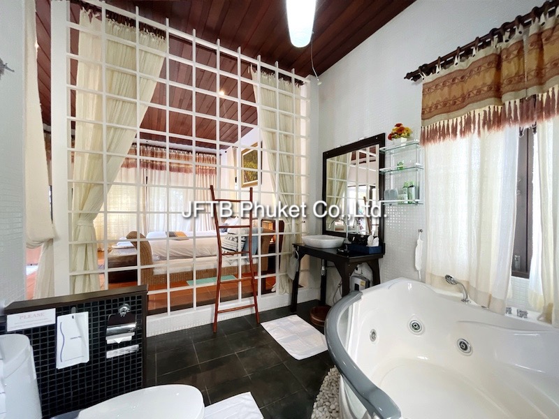 Фото Вилла с частным бассейном и 4 спальнями на продажу в Раваи, Пхукет, Таиланд