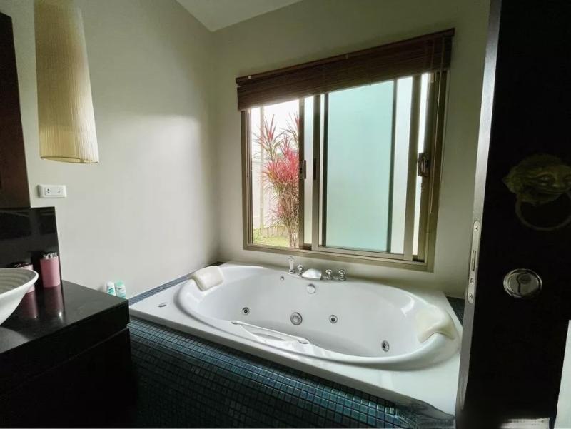 照片 普吉岛奈函待售的翻新泳池别墅 3 间卧室。