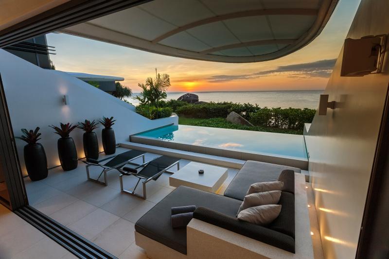 Photo Seafront 1 bedroom Pool villa for sale in Kata Rocks, Phuket