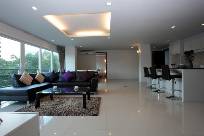 Photo Spacious 2 bedroom penthouse to rent in Patong with full facilities
