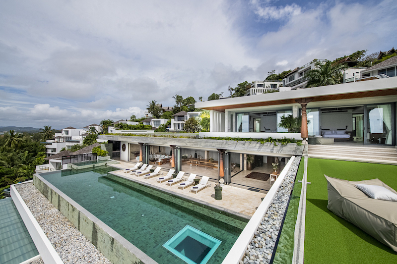 Photo Villa de luxe exceptionnelle de 11 chambres avec vue sur la mer à vendre à distance de marche de la plage de Surin.