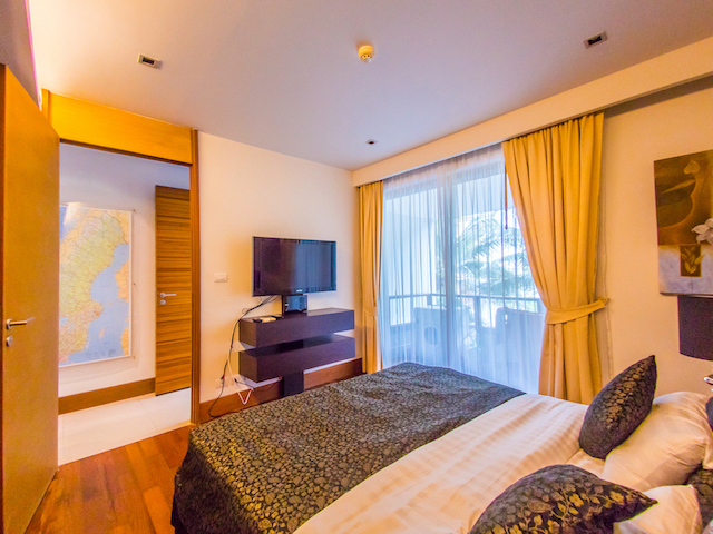 令人惊叹的两卧室公寓，可欣赏泳池景观，距奈通海滩仅 2 米