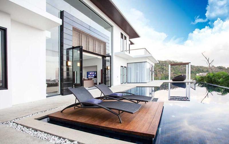 Photo Villa de luxe avec 6 chambres et vue sur la mer à vendre à Rawai