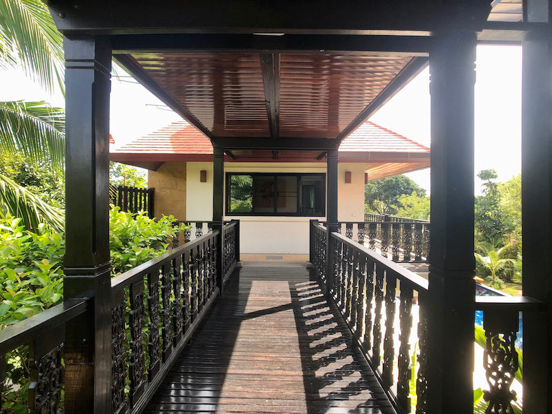 Photo Superb 4 bedroom pool villa for sale in Nai Harn Baan Bua