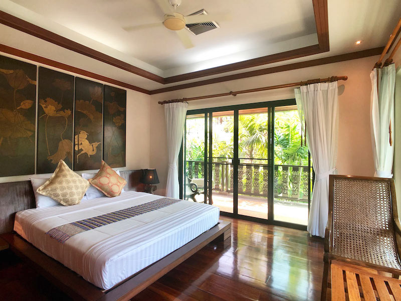 Фото Превосходная вилла с 4 спальнями и бассейном на продажу в Най Харн Баан Буа
