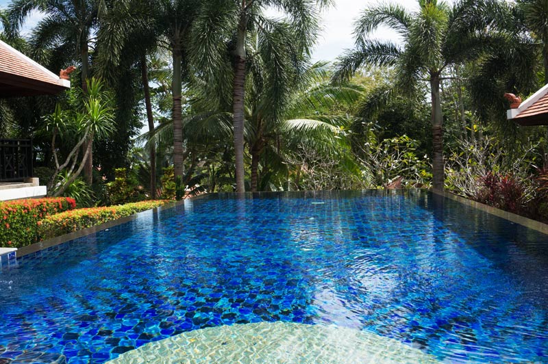 Фото Вилла с бассейном в тайско-балийском стиле на продажу в Най Харне