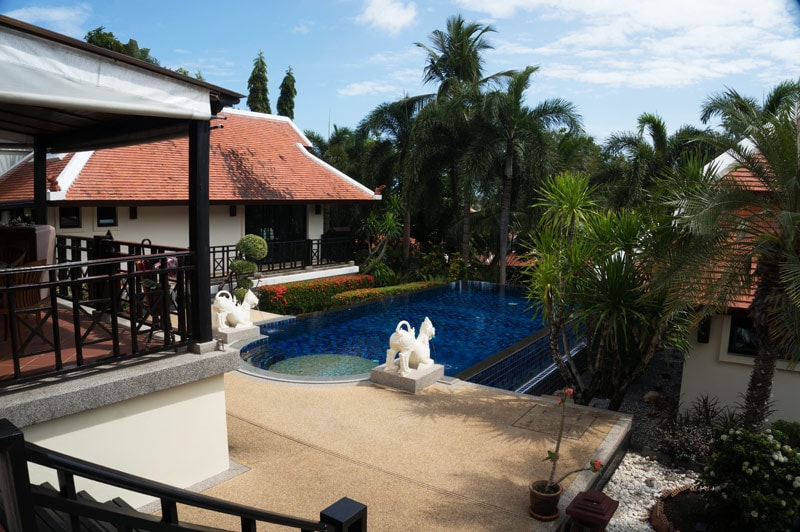 Фото Вилла с бассейном в тайско-балийском стиле на продажу в Най Харне