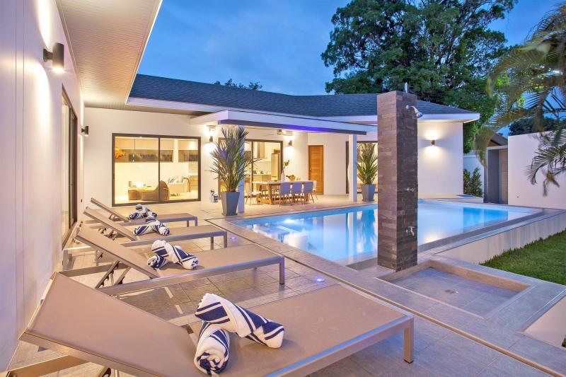 Photo Top Luxury Modern 4 bedroom Villa for sale in Rawai, Phuket 
