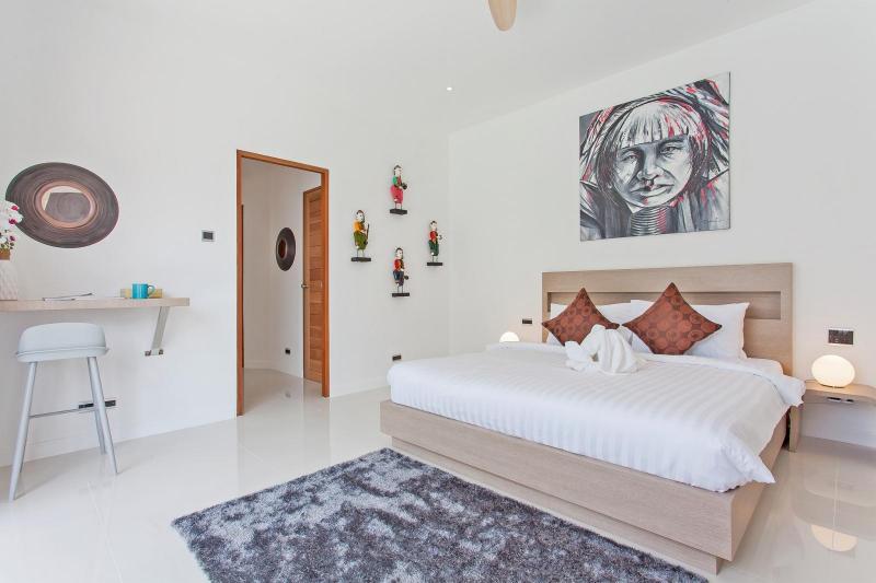照片顶级豪华现代 4 卧室别墅在普吉岛拉威出售