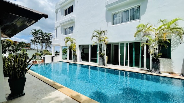 Photo Exceptionnelle maison de ville de 3 chambres avec piscine et vue mer à vendre à Patong beach