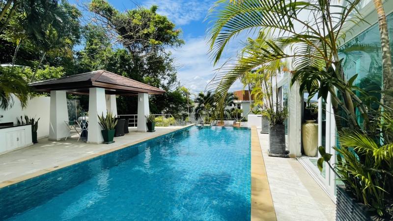 Photo Exceptionnelle maison de ville de 3 chambres avec piscine et vue mer à vendre à Patong beach