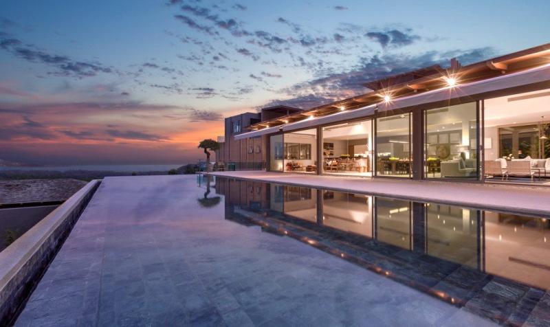 Photo Château tropical à vendre à Phuket - Villa de luxe de 18 chambres avec vue sur la mer à Layan
