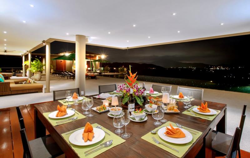 Photo Château tropical à vendre à Phuket - Villa de luxe de 18 chambres avec vue sur la mer à Layan