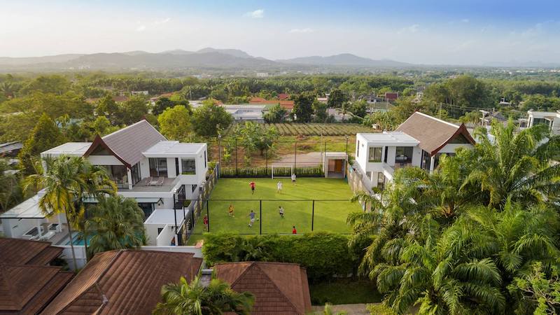 Photo Villas jumelles de style artistique à vendre à Choeng Thale avec 10 chambres et terrain de football