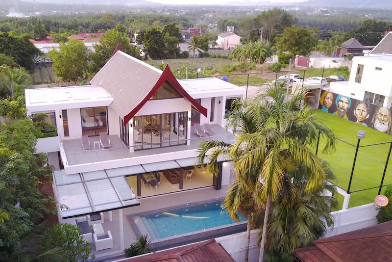 Photo Villas jumelles de style artistique à vendre à Choeng Thale avec 10 chambres et terrain de football