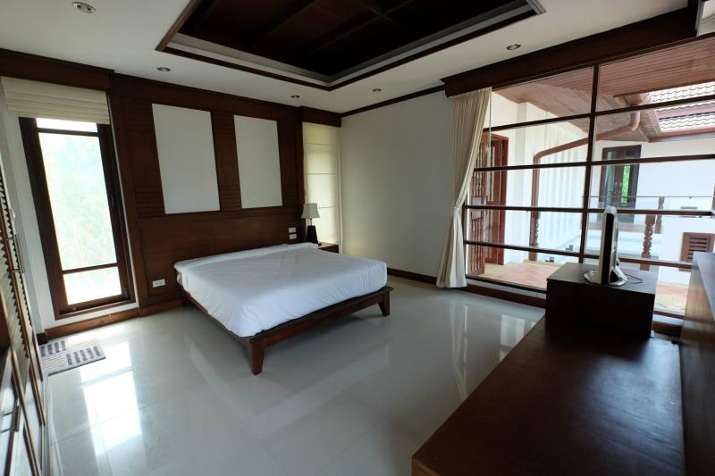 Фото Уникальная вилла с 18 спальнями и бассейном на продажу в Кату