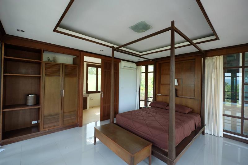Фото Уникальная вилла с 18 спальнями и бассейном на продажу в Кату