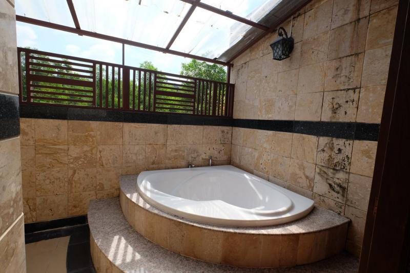 Photo Unique 18 Bedroom pool villa and Spa for sale in Kathu 