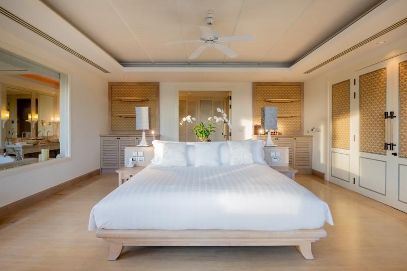 Фото Уникальная вилла с 3 спальнями на берегу океана на продажу в Трисара Пхукет